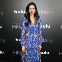 Wanita pemilik nama lengkap Huma Mahmood Abedin ini kerap tampil dengan gaya busana chic dan feminin. Gaun motif floral, pakaian beraksen ruffle dan setelan blouse serta rok jadi busana andalannya. Foto: Getty Images