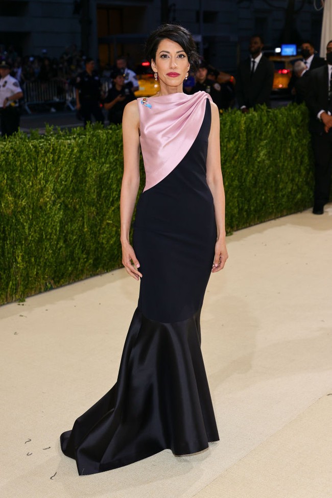 Huma Abedin pernah membuat memoar yang menceritakan peran sentralnya dalam kampanye Hillary Clinton, karier politik yang kerap diwarnai skandal mantan suami hingga kisah hidupnya yang penuh liku. Dia menawarkan memoar tersebut dengan harga fantastis, senilai Rp 26 miliar. Foto: Getty Images