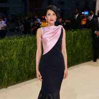 Huma Abedin pernah membuat memoar yang menceritakan peran sentralnya dalam kampanye Hillary Clinton, karier politik yang kerap diwarnai skandal mantan suami hingga kisah hidupnya yang penuh liku. Dia menawarkan memoar tersebut dengan harga fantastis, senilai Rp 26 miliar. Foto: Getty Images