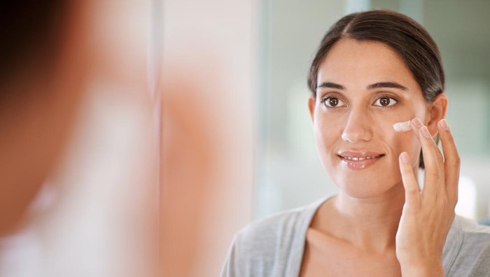 Shot of a beautiful woman applying moisturizer to her facehttp://195.154.178.81/DATA/i_collage/pi/shoots/783515.jpg