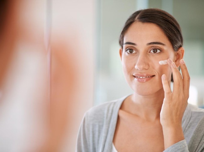 Shot of a beautiful woman applying moisturizer to her facehttp://195.154.178.81/DATA/i_collage/pi/shoots/783515.jpg