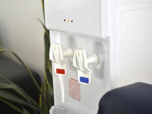 Anak Suka Bermain Air di Dispenser? Begini Tips Pencegahannya