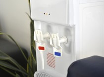 8 Langkah Mudah Membersihkan Dispenser Biar Nggak Lumutan