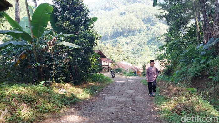 Jalan rusak di Kampung Cikoneng, Desa Mukapayung, Kecamatan Cililin, Kabupaten Bandung Barat (KBB).