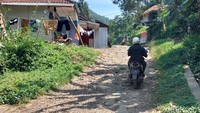 Jalan tersebut membentang dari sisi Jalan Raya Cililin-Sindangkerta hingga melewati tapal batas antara Bandung Barat dengan Kabupaten Bandung. Kondisi bertolak belakang tatkala jalan di Kabupaten Bandung justru sudah mulus. (Foto: Whisnu Pradana/detikJabar)