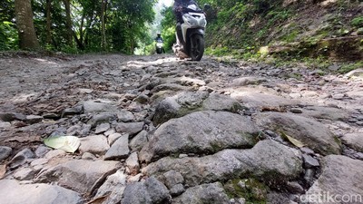Jalan Rusak di Pelosok Bandung Barat Sejak 2013