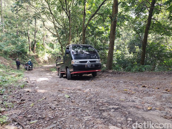 Jalan rusak di Kampung Cikoneng, Desa Mukapayung, Kecamatan Cililin, Kabupaten Bandung Barat (KBB).