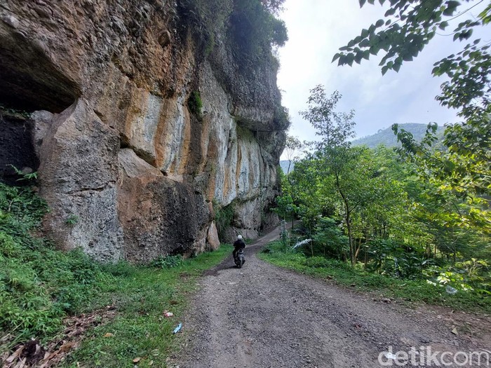 Jalan rusak di Kampung Cikoneng, Desa Mukapayung, Kecamatan Cililin, Kabupaten Bandung Barat (KBB).