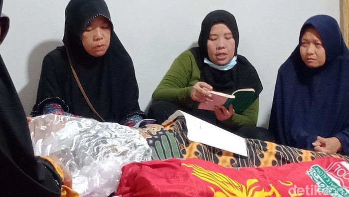 Jenazah RF disemayamkan di rumah duka.