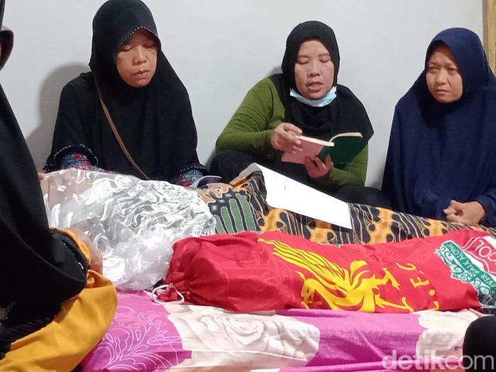 Jenazah RF disemayamkan di rumah duka.