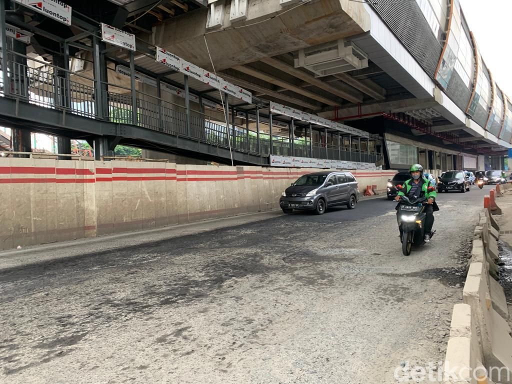 Jl HR Rasuna Said rusak, 13 Juli 2022. (Mulia Budi/detikcom)