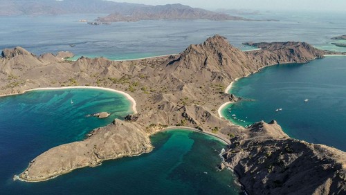 Menparekraf Sandiaga Salahuddin Uno menanggapi kenaikan tarif masuk kawasan TN Komodo saat Weekly Press Briefing, di Gedung Sapta Pesona, Senin (11/7/2022). Menparekraf mengatakan kenaikan tarif masuk kawasan untuk biaya konservasi jasa ekosistem.