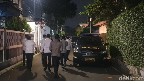 Kabareskrim Polri Komjen Agus Andrianto mendatangi rumah Kadiv Propam di tengah olah TKP