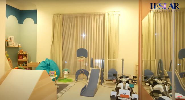 Jika sebelumnya kamar baby L didominasi oleh warna ungu, maka kamar barunya ini memiliki konsep yang berbeda. Untuk mendesainnya, Lesti dan Billar menggandeng tim dari Dekor Rumah. Foto: YouTube/Leslar Entertainment