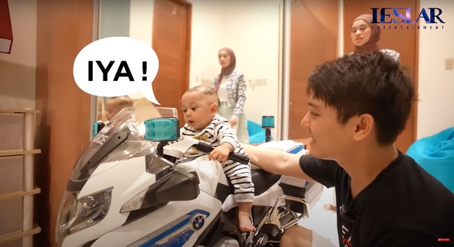 Beberapa mainan yang ada di kamar baru baby L itu diungkapkan Lesti dan Billar merupakan pemberian dari fans hingga para kerabatnya. Seperti motor-motoran yang satu ini yang merupakan hadiah dari penggemar Lesti dan Billar. Foto: YouTube/Leslar Entertainment