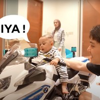 Beberapa mainan yang ada di kamar baru baby L itu diungkapkan Lesti dan Billar merupakan pemberian dari fans hingga para kerabatnya. Seperti motor-motoran yang satu ini yang merupakan hadiah dari penggemar Lesti dan Billar. Foto: YouTube/Leslar Entertainment