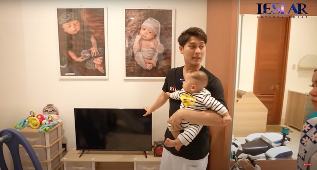 Di samping motor-motoran tersebut terdapat sebuah televisi dan dua buah foto baby L yang terpajang di dinding. Kamar baby L itu juga dilengkapi dengan lemari-lemari yang bisa digunakan untuk menyimpan barang-barang milik baby L. Foto: YouTube/Leslar Entertainment