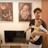 Di samping motor-motoran tersebut terdapat sebuah televisi dan dua buah foto baby L yang terpajang di dinding. Kamar baby L itu juga dilengkapi dengan lemari-lemari yang bisa digunakan untuk menyimpan barang-barang milik baby L. Foto: YouTube/Leslar Entertainment