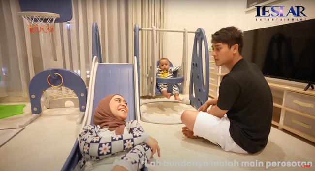 Mainan yang ada di kamar anak Lesti dan Billar pun tampak cukup lengkap. Sampai ayunan, perosotan, dan ring basket ada di sana. Benar-benar mirip playground bukan? Foto: YouTube/Leslar Entertainment