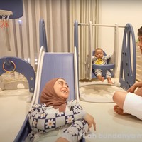 Mainan yang ada di kamar anak Lesti dan Billar pun tampak cukup lengkap. Sampai ayunan, perosotan, dan ring basket ada di sana. Benar-benar mirip playground bukan? Foto: YouTube/Leslar Entertainment