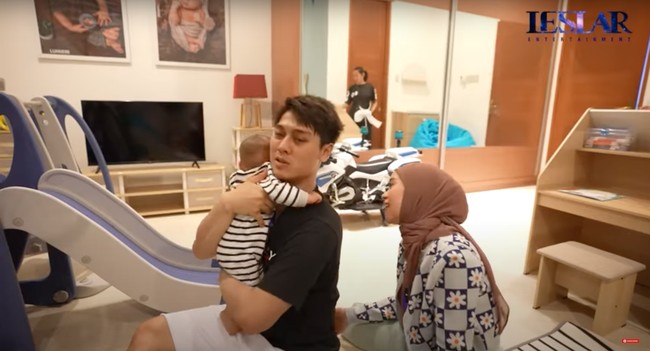 Nggak melulu permainan, sebuah meja belajar kecil lengkap dengan bangkunya juga sudah disiapkan oleh Lesti dan Billar untuk anak mereka. Foto: YouTube/Leslar Entertainment