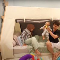 Tempat tidur di kamar baby Leslar juga dibuat unik menyerupai seperti layaknya sebuah tenda. Lesti dan Billar bahkan sampai tertarik untuk mencoba tempat tidur anaknya itu. Foto: YouTube/Leslar Entertainment