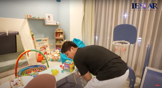 Melalui akun YouTube miliknya, Lesti dan Billar tampak memamerkan kamar baru sang anak. Seperti sebuah playground, kamar tersebut tampak dipenuhi dengan beragam mainan berwarna-warni. Foto: YouTube/Leslar Entertainment
