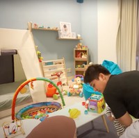 Melalui akun YouTube miliknya, Lesti dan Billar tampak memamerkan kamar baru sang anak. Seperti sebuah playground, kamar tersebut tampak dipenuhi dengan beragam mainan berwarna-warni. Foto: YouTube/Leslar Entertainment