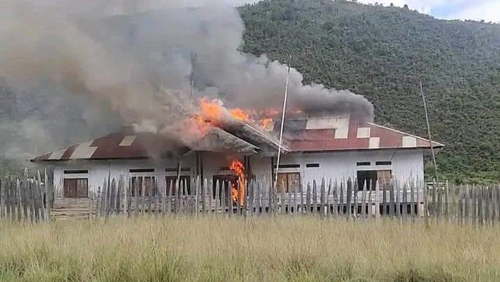 Kantor Distrik Yatamo, Paniai, Papua terbakar.
