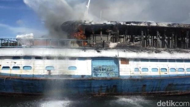 Kapal terbakar di Mentawai, Sumbar.