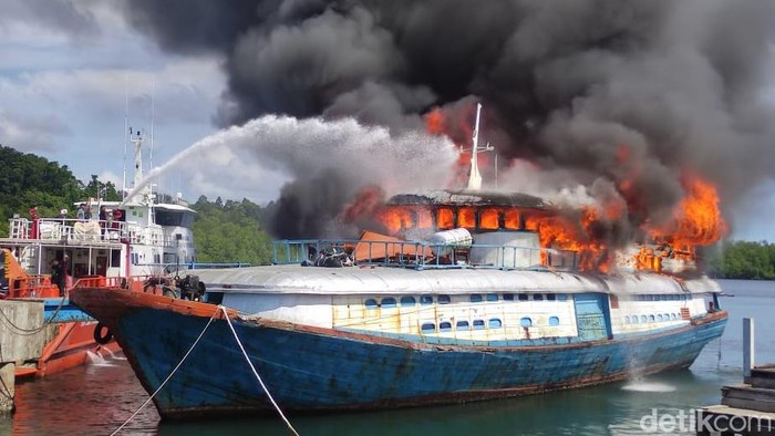 Kapal terbakar di Mentawai, Sumbar.