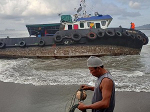 Kapal Tongkang Terdampar di Pantai Tanah Ampo Ganggu Aktivitas Nelayan