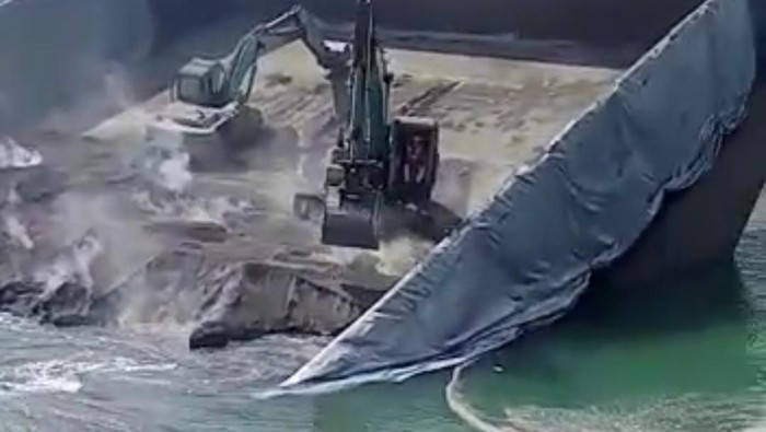Kapal tongkang patah di dermaga Pelabuhan Bayah