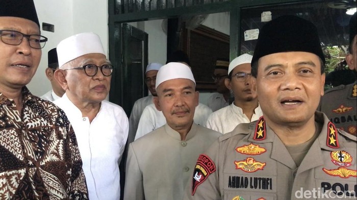 Kapolda Jateng Irjen Pol Ahmad Luthfi di kediaman Gus Mus, Rembang, Rabu (13/7/2022).