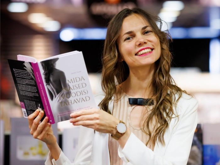 Karolin Tsarski Karolin Tsarski, guru yoga yang bisa orgasme tanpa bercinta.