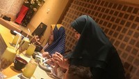 Kartika Putri selalu berusaha menjadi istri dan ibu yang baik. Ini momennya saat membantu anak-anaknya makan ketika di restoran. Foto: Instagram @kartikaputriworld