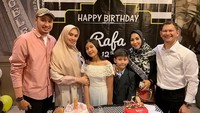 Ini bukti lain kedekatan Kartika Putri saat merayakan ulang tahun anaknya. Dengan kue ulang tahun dan dihadiri oleh keluarga kecilnya. Foto: Instagram @kartikaputriworld
