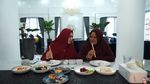 Momen Hangat Kartika Putri saat Makan Bareng Ibu Mertua