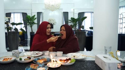 Momen Hangat Kartika Putri saat Makan Bareng Ibu Mertua