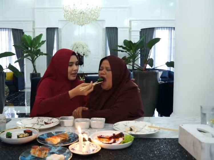 Momen Hangat Kartika Putri saat Makan Bareng Ibu Mertua