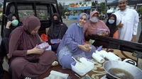 Nah, kalau yang satu ini adalah momen Kartika Putri saat jualan molen janda. Bahkan Kartika Putri ikut turun langsung menggoreng di mobil bak. Foto: Instagram @kartikaputriworld