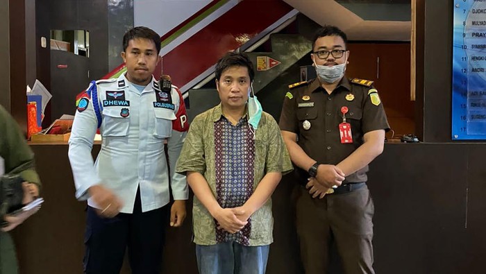 Kasus Julianto Eka Putra memasuki tahap baru. Julianto Eka Putra (JE) ditahan atas dugaan kekerasan seksual pada siswa Sekolah Selamat Pagi Indonesia (SPI).