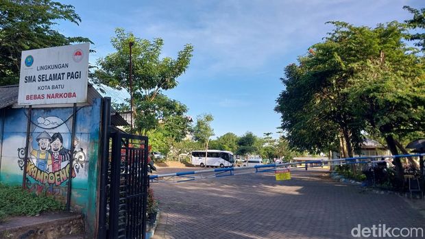 Kasus Julianto Eka Putra memasuki tahap baru. Julianto Eka Putra (JE) ditahan atas dugaan kekerasan seksual pada siswa Sekolah Selamat Pagi Indonesia (SPI).