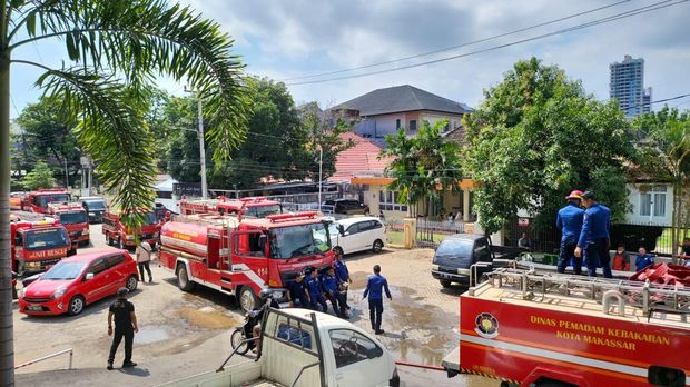 Kebakaran menghanguskan satu rumah semipermanen di Jalan Cendrawasih, Makassar.