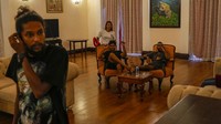 Dengan santainya para pengunjuk rasa ini menempati istana presiden bak rumah milik sendiri. (AP Photo/Rafiq Maqbool)