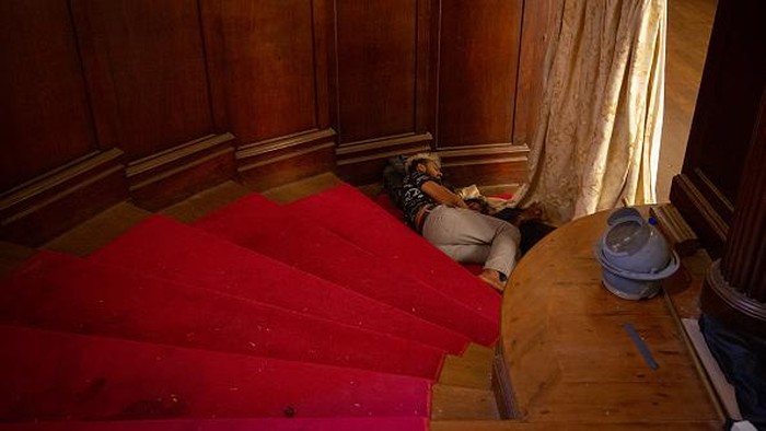 Kelakuan Warga Sri Lanka di Istana Presiden, Santai Banget Kaya Rumah Sendiri COLOMBO, SRI LANKA - JULY 13: Protesters sleep inside the presidential palace on July 13, 2022 in Colombo, Sri Lanka. Sri Lankaβs airforce has confirmed that President Gotabaya Rajapaksa has fled the country on a military jet to the Maldivian capital Male, following days of unrest in which the presidential palace and office were taken over by anti-government protesters. (Photo by Abhishek Chinnappa/Getty Images)