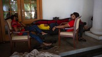 Para pengunjuk rasa tidur di dalam istana presiden di Kolombo, Sri Lanka, Rabu (13/7/2022) waktu setempat. (Getty Images/Abhishek Chinnappa)