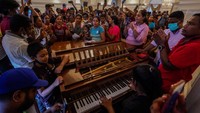 Mereka juga dengan bebas menikmati sejumlah fasilitas di rumah orang nomor satu di Sri Lanka itu. (Getty Images/Abhishek Chinnappa)