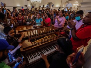 Massa Serbu Kantor PM Sri Lanka Usai Ditunjuk Jadi Presiden Sementara