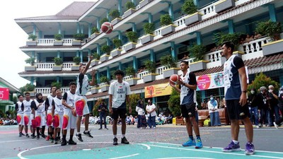 Ketika Siswa SMK Belajar Basket dari Pemain IBL